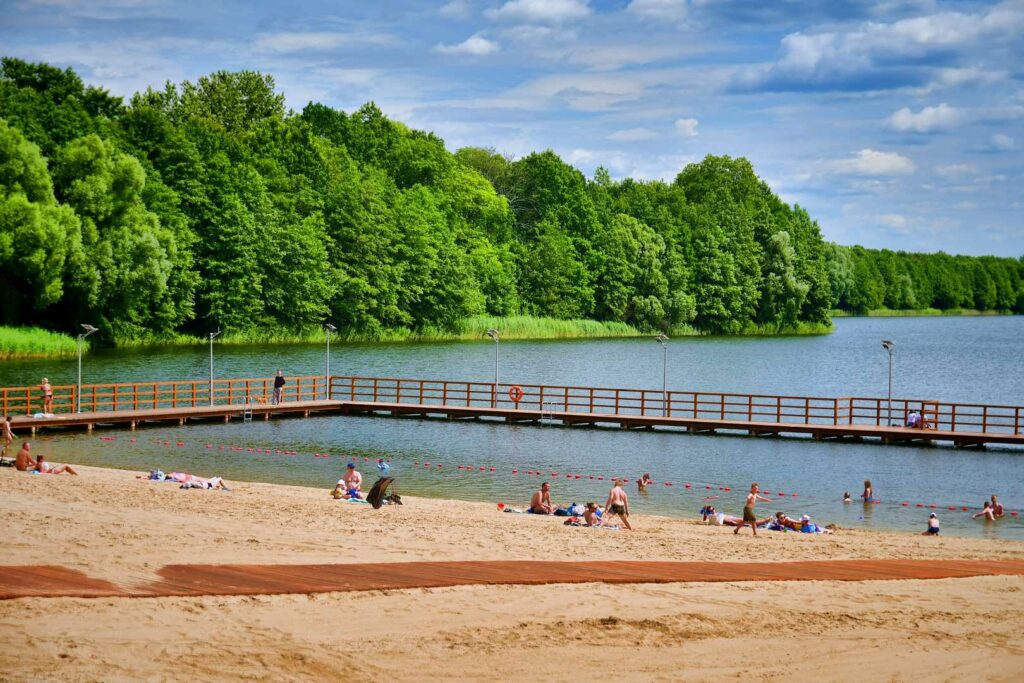 Turyści wypoczywający na plaży Kajkowo nad jeziorem Sajmino