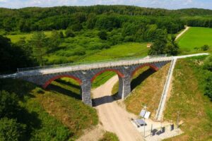 Odrestaurowany most kolejowy w Glaznotach