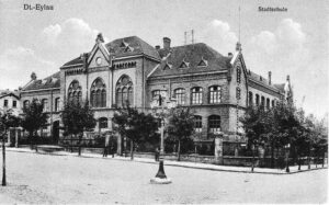 Przedwojenne zdjęcie budynku szkoły w Iławie