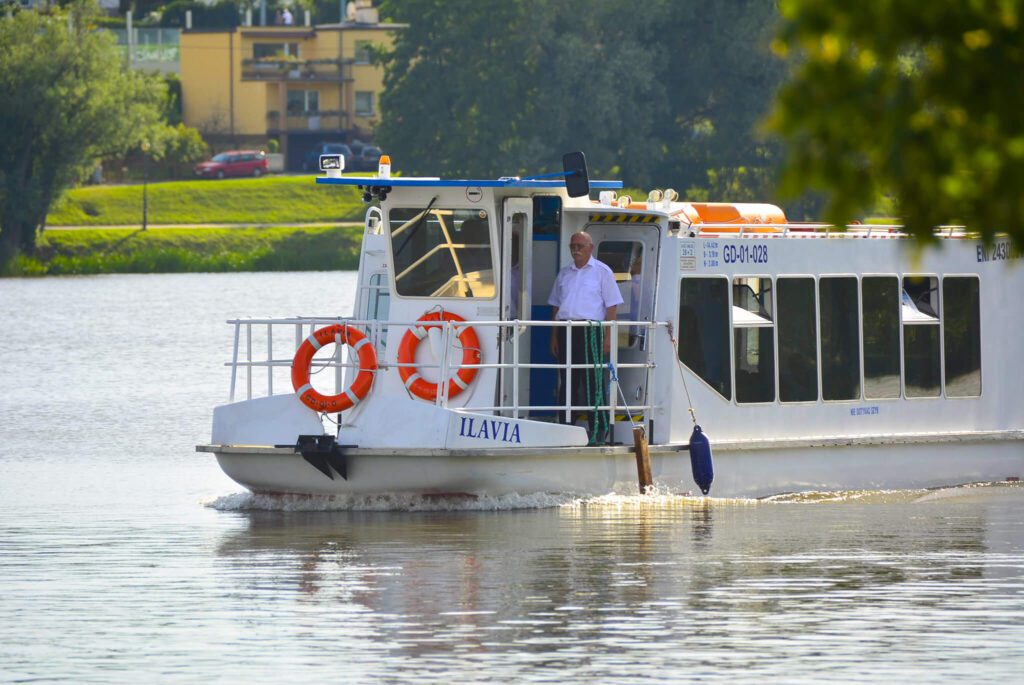 Statek Ilavia na jeziorze Jeziorak w Iławie